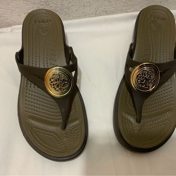 Crocs Women’s Brown Sanrah Gold Wedge Sandals Size 6 - Picture 1 of 8